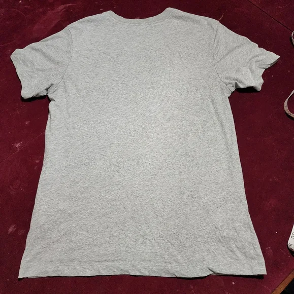 NWOT ... Nike Gray Shirt / T-shirt 👕 - Picture 5 of 7